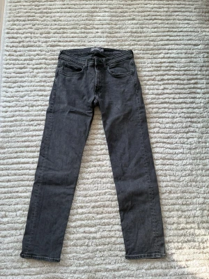 Svarta regular fit jeans Dressmann - Snygga svarta jeans från Dressmann i regular fit-modell. Klassisk femficksdesign och raka ben. Perfekta till en avslappnad stil och passar till det mesta. Tillverkade i ett mjukt och bekvämt denimtyg.