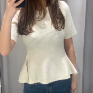 Vit stickad topp - Slutsåld, storlek xs/s. Har en likadan i grå som jag säljer