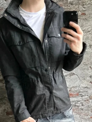 J.Lindeberg field jacket! - Säljer en riktigt snygg J Lindeberg fieldjacket, j.lindeberg är kända för att överlägset ha de bästa field jackorna. Modellen är 185, 79 kg.. Mycket bra skick förutom lite slitningar längst ut vid armkanten, men absolut inget som märks. Dragkedjan är tyvärr strulig men det snyggaste är ändå att bara använda sig av knapparna, som på bilden. Väldigt bra pris då dessa brukar säljas för 2000 begagnade. Perfekt nu för hösten men funkar även för vintern.