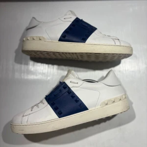 Valentino Opens  - Hej! Säljer nu mina skor från märket Valentino , storlek 44 bra skick se sista bilden , allt på bilden ingår. Tveka inte på att höra av dig om du har frågor eller funderingar kring skorna! 