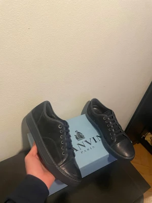 Marinblåa sneakers från Lanvin - Snygga marinblå skor från Lanvin / skick 9/10 nästan nya / storlek 40 passar 41 / Box medföljes i köpet / kontakta via intresse eller annat och pris kan diskuteras!😊