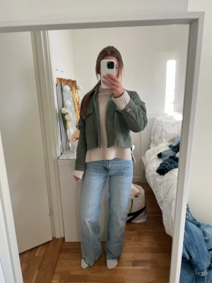 Ljusblå raka jeans  - Säljer ett par ljusblå jeans med rak passform. Jeansen har klassisk femficksdesign och är tillverkade i ett mjukt denimtyg. Perfekta för en avslappnad och trendig look. Väldigt bra skick förutom att de har en liten fläck som syns på bilden❤️