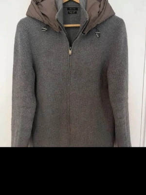 Massimo Dutti Cardigan - Massimo Dutti Cardigan | Skick 9/10 | Strl L | Pris: 1699kr | Säljer denna åt en annan grabb, hör av er till @Max426 vid frågor eller köp, vi finns här vid endast frågor! ⚠️KÖP EJ DENNA ANNONS⚠️