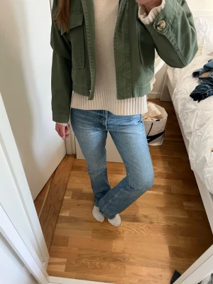 Ljusblå raka jeans - Säljer ett par ljusblå jeans med rak passform och klassisk femficksdesign. Jeansen har normal midja och är i ett mjukt denimtyg som ger en avslappnad look. Perfekta för dig som gillar en enkel och tidlös stil.