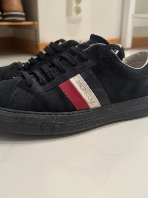 Moncler Monaco Sneakers - Mörkblå moncler monaco skor. Skorna är varsamt använda utan några tydliga slitage. Skickar med box med kvitto och allt