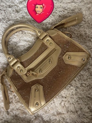 Guldig handväska med nitar och glitter - Superfin handväska perfekt till fest, säljer då den aldrig använts!💞