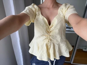 Volangtopp - Gul volangtopp med rutigt mönster🥰🥰passar perfekt till sommar! Har pyttelite små defekter