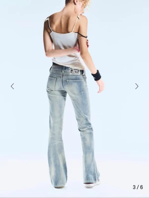 Ljusblå bootcut jeans från Weekday, storlek 28/34 - Säljer ett par ljusblå bootcut jeans från Weekday, säljer of för korta!💕