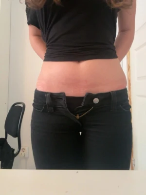 INTE MINA BILDER!!Svarta bootcut-jeans från Cheap Monday💗 - INTE MINA BILDER!! säljer cheap monday jeans, i storlek 23/30💗 säljer på grund av att de inte passar men är i väldigt fint skick💓har även cheap monday märket på baksidan samt bootcut 💕 