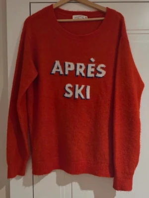 stickad tröja med tryck ”apres ski”  - snyggaste stickade tröjan till afterskin!! jättesnygg passform men har tyvärr ingen bild med den på, storlek S. hör av er vid frågor!! 💓