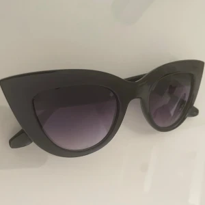 Cat eye solglasögon - Solglasögon i nyskick! Från NAKD