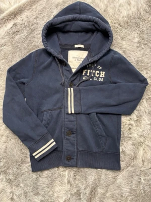 Abercombrie&Fitch Cardigan - Säljer denna sällsynta och mycket eftertraktade Abercombrie&Fitch Hoodien| Storlek S | Mycket bra skick | Vid eventuella frågor hör gärna av dig och erbjuder bra pris vid köp av bundle 😁✅