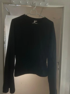 Nelly tröja - Jätte fin tröja från nelly me utsvängda armar och tajtare midja. Passar verkligen till allt. 