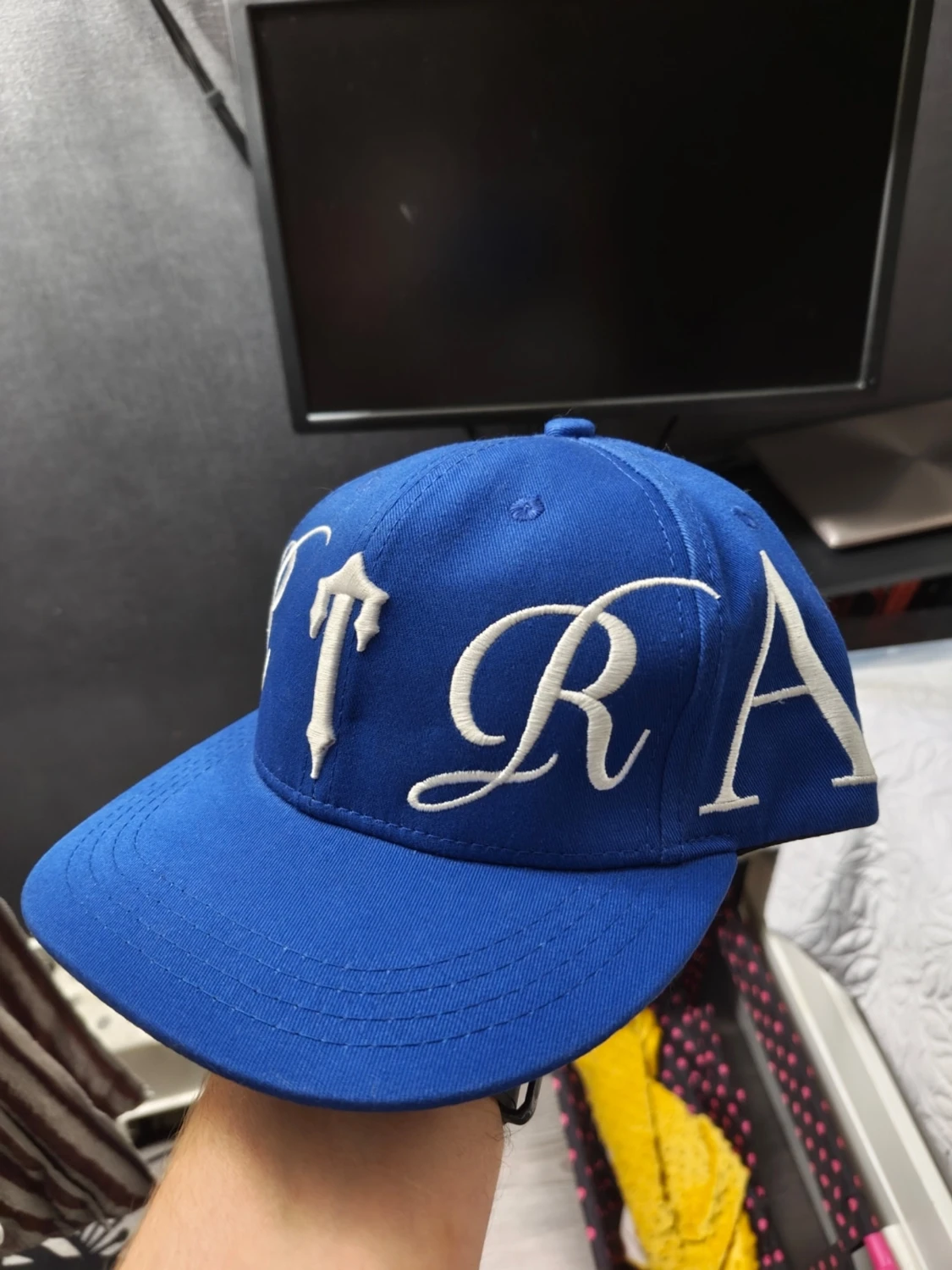 Blå snapback med broderad text - 1