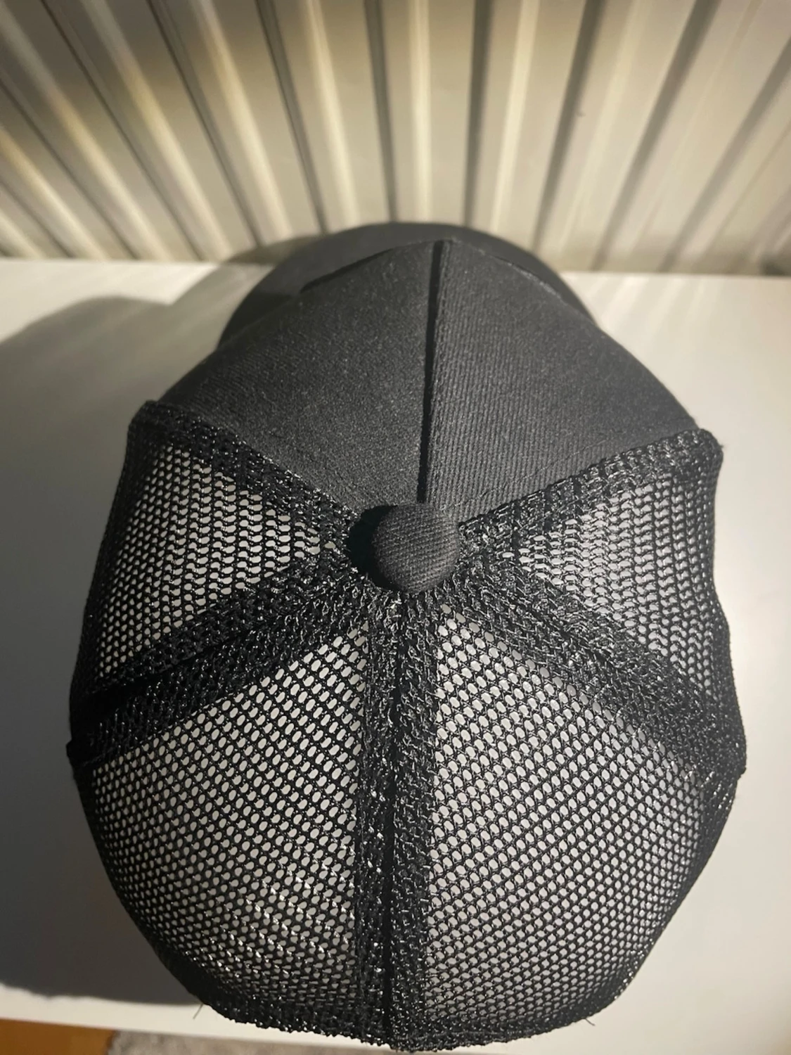 Svart truckerkeps med vargmärke - 2