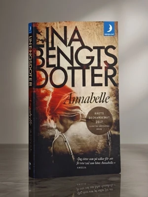 Annabelle av Lina Bengtsdotter - Spännande pocketbok med titeln Annabelle av Lina Bengtsdotter. Omslaget har en dramatisk design i brunt, svart och rött med en silhuett av en kvinna. Boken är tryckt på papper och har en mjuk pärm.