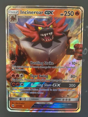 Pokémonkort Incineroar GX - Säljer ett samlarkort från Pokémon, Incineroar GX med holografisk yta. Kortet har färgstark design i rött, svart och orange med kraftfulla attacker och HP 250. Perfekt för dig som gillar att samla eller spela Pokémonkort.
