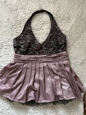 Topp Panos Emporio - Topp ifrån Panos Emporio. Storlek 38. Tyvärr för liten för mig så det finns ingen bild på. Dragkedja på sidan. Spets längst ner