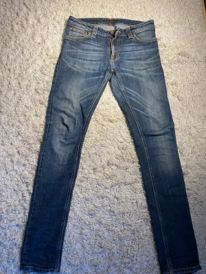 Nudie Jeans Skinny Lin  - Nudie Jeans i modellen Skinny Lin • W 28 L 32 • Sällsynta Nudie jeans med en tightare  passform • Jeansen är i bra skick och använda ett par gånger • Perfekta för våren och sommaren • Priset kan diskuteras • Hör av dig kring funderingar!