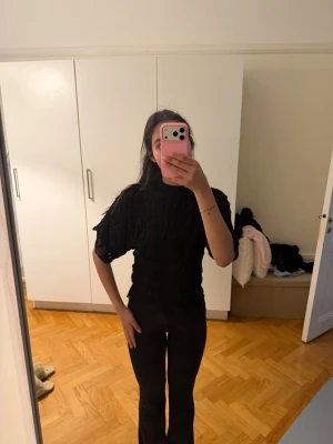 Svart croppad blus med struktur - Säljer en svart blus i toppskick💞