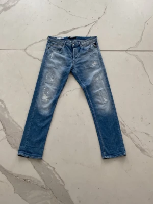 Replay jeans - Snygga Replay jeans med feta slitningar  | skick: 9/10 | modell: grover | storlek: W33 L32| hör av er vid frågor | pris kan diskuteras!
