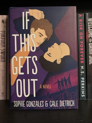 If This Gets Out - En roman med färgstarkt omslag i lila och orange toner. Boken har illustration av två unga personer och en siluett av en publik längst ner. Perfekt för dig som gillar samtida skönlitteratur med ungdomstema.