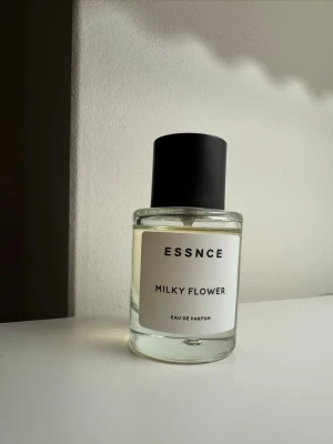 Essnce Milky Flower  - Fräsch parfym från Essnce med doften Milky Flower. Perfekt för dig som gillar blommiga och mjuka dofter. Förvarad svalt och mörkt. 
