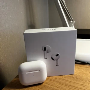 AirPods (3rd generation) - Apple AirPods (3rd generation) med originalförpackning. Trådlösa hörlurar med MagSafe-laddningsetui. Hörlurarna och etuiet är i gott skick, men viss smuts och slitage syns invändigt i etuiet. Perfekt för musik, samtal och träning. Köpt 2023 och är i perfekt skick. Säljer dom för jag har köpt nya generationen.