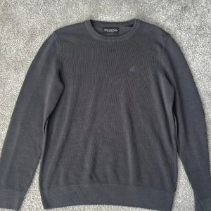 Mörkgrå stickad tröja Marc O'Polo - Snygg mörkgrå stickad tröja från Marc O'Polo, köpt på Marc O'Polo’s affär och endast använd runt 5 gånger! 