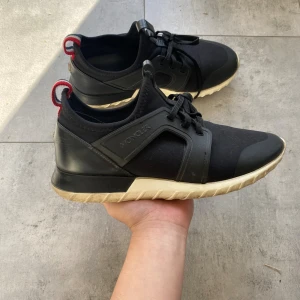  Moncler skor - Tja säljer par Moncler skor.  Skick: 7/10 ✅ Bara skorna kommer med tyvärr 🥲 Storlek: 42 ✅ Postas direkt efter köp!  Om ni har frågor de ba ställa dem! Svarar alltid! 🤗 