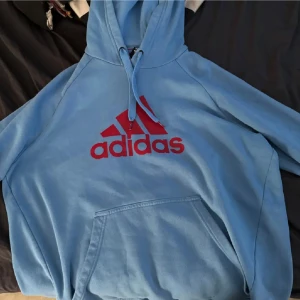 Säljer en ljusblå adidas hoodie - Tjena säljer en ljusblå adidas hoodie, säljer den för att den e för stor, storlek XL men passar M och L, den funkar för både man och kvinna. Pris kan diskuteras