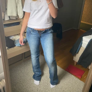 Lågmidjade lee jeans - Jättesnygga lågmidjade bootcut lee jeans som tyvärr är för små och för långa för mig, storleken är 29/33 men midjan är tajtare och längden är längre💗