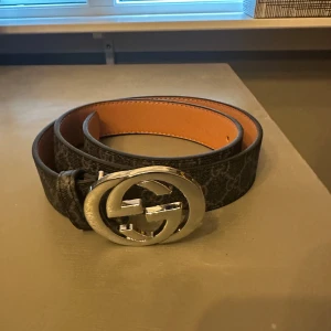 G bälte med silver logga - G bälte med silver logga, stl 110cm, helt nytt. Finns mycket saker inne med bästa kvalite🥷🏽