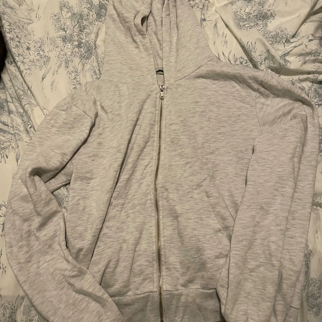 Ljusgrå hoodie med dragkedja 157