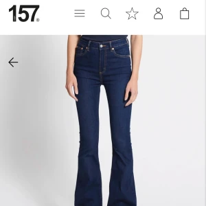 Mörkblå bootcut jeans med hög midja - Snygga mörkblå jeans med bootcut passform och hög midja. Helt oanvända! 