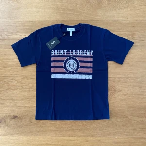 Saint Laurent t shirt  - Marinblå Saint Laurent t shirt storlek M.                              Helt ny och oanvänd.
