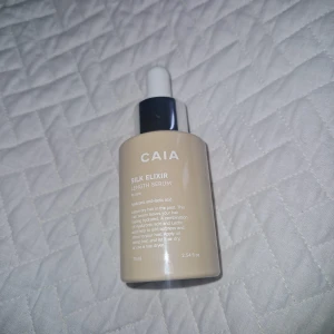 CAIA Hår serum - Helt ny CAIA Silk Elixir Length Serum som är ett fuktgivande leave-in hårserum som hjälper till att minska frissighet och ge glans till torrt hår.  Produktinformation Ingredienser: Produkten är berikad med hyaluronsyra och mjölksyra. Användning: Appliceras på längderna i fuktigt, handdukstorkat hår. Det ska inte sköljas ur. Håret kan sedan lufttorka eller fönas.