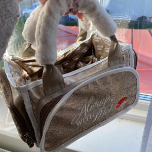 Glittrig beige handväska från Edea - Säljer min nästan helt oanvända handväska  ”Skate bag” från Edea i beige färg med glittrig yta och fluffiga handtag. Väskan har flera fack med dragkedja, insida med logomönster och spegel. Perfekt att packa sitt smink eller hårtillbehör inför tävling!⛸️🤍dessa ligger ute för ca 650-700kr just nu. Men pris kan diskuteras vid snabb affär! Väldigt nytt skick är den i!