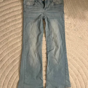 Din Vintage Shop Jeans - Säljer dessa lågmidjade jeans från din vintage shop då de inte kommer till användning. De är uppsydda då de var för långa för mig. Jag är 155 cm! 