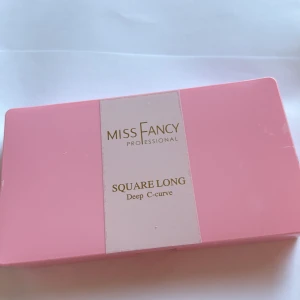 Miss Fancy Square Long nageltips - Säljer en rosa ask med transparenta nageltips från Miss Fancy Professional. Modellen är Square Long med Deep C-curve, perfekt för dig som vill ha långa och snygga naglar. Nageltipsen är gjorda i plast och kommer i olika storlekar, sorterade i fack.