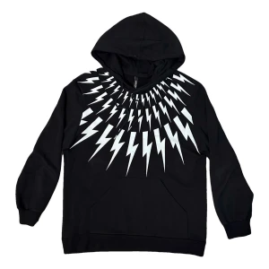 Neil Barrett svart hoodie med blixtar - Svart hoodie från Neil Barrett med ikoniskt vitt blixtmönster runt halsen, både fram och bak. Org pris runt 4500kr! Tröjan har huva med snörning och en stor magficka. Tillverkad i mjuk bomull för maximal komfort och streetkänsla.