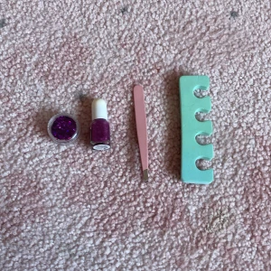 Lila glitter och nagellack kit ✨💖✨ - Säljer ett kit med lila glitter i burk och matchande lila nagellack med skimmer, perfekt för att fixa snygga naglar. Medföljer även en 💞ljusrosa💞 pincett i metall och en mintgrön tåseparator i mjukt skum. Allt du behöver för en kreativ nagelmakeover! 🤩🤩🤩