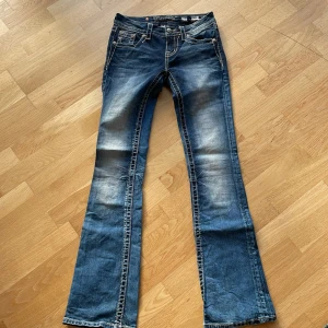 Lowwaist Miss Me jeans - Dessa behöver en ny ägare! Skitsnygga blå Miss Me jeans med bootcut och låg midja! Dem har jättefina bakfickor! Jättebra skick och säljer då de inte kommer till användning. Bild 3 är lånad! Skriv gärna vid frågor.🩷💕öppen för rimliga prisförslag