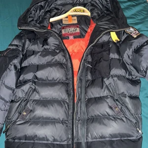 Parajumper vinterjacka - Helt ny inga fel ingenting. Nypris 8500kr vill ha minst 2500kr pris kan gå ner 