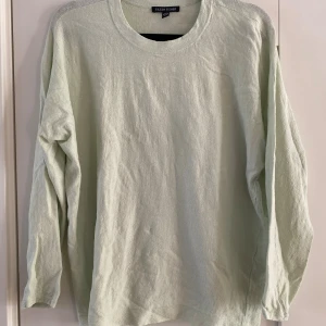 Ljusgrön långärmad tröja Eileen Fisher - Snygg ljusgrön långärmad tröja från Eileen Fisher i en skön mix av ekologiskt linne, nylon och elastan. Enkel design med rund hals och loose passform, perfekt för chill dagar. Materialet känns lätt och luftigt mot huden. Mått Över bröstet: ca 58 cm Längd från axeln och ner: ca 60 cm  87% linne, 10% nylon och 3% elastan  Kommer från ett djur och rökfritt hem.
