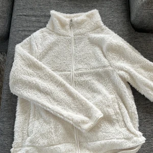 Vit teddyjacka med dragkedja - Använd ett fåtal gånger. Är i ett mycket fint skick!