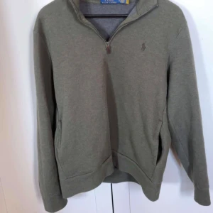 Polo Ralph louren halv zip - Det är en grön stilren halv zip från polo Ralph louren med två snygga fickor på sidorna. Har ni någora frågor så är det bara att ställa i dm/MVH Edwin😁