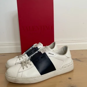 Valentino Opens - Säljer mina Valentino opens! Köptes i år och användt ganska flitigt men har tagit hand om dom väldigt väl. Skorna är lite smutsiga som ni kan se på bilderna. Skorna har inte många repor alls. Bara lite cresade. Skorna är självklart äkta och köptes från Merch Sweden för 5000kr. Skorna har gått upp i värde och kostar nu 5500 på hemsidan. Skolåda, snören, papper, och massa annat tillföljer. Om ni har fler funderingar är det bara att skriva. Svarar så fort jag kan, och pris kan diskuteras🎱