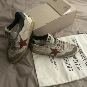 Golden Goose Ball Star - Ett par riktigt snygga Golden Goose Ball Star som är mycket använda men har ännu mer kvar att ge. Nypris ligger runt 4600kr. Båda sulorna är slitna men skorna funkar fortfarande utmärkt att använda. Original låda och påse samt äkthetsbevis ingår. Pris går att diskutera.