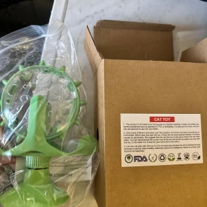 Cat Toy Interactive Spinner kattleksak 🐱  - Ny, oöppnad interaktiv katt-leksak i grön plast med sugpropp för fastsättning. Tillverkad av giftfria, miljövänliga material. Perfekt för att stimulera kattens lek och intelligens. Inga synliga defekter eller slitage, levereras i originalförpackning. 🐈‍⬛ 